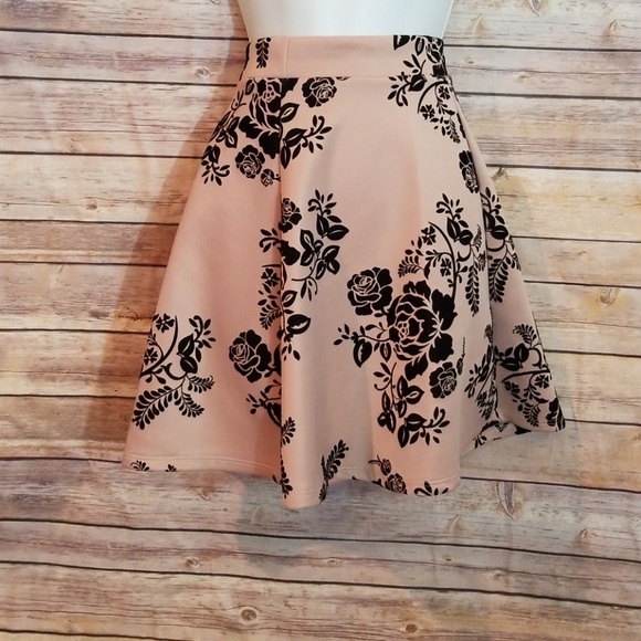 Rue21 Dresses & Skirts - Medium skater skirt Rue 21 black/blush